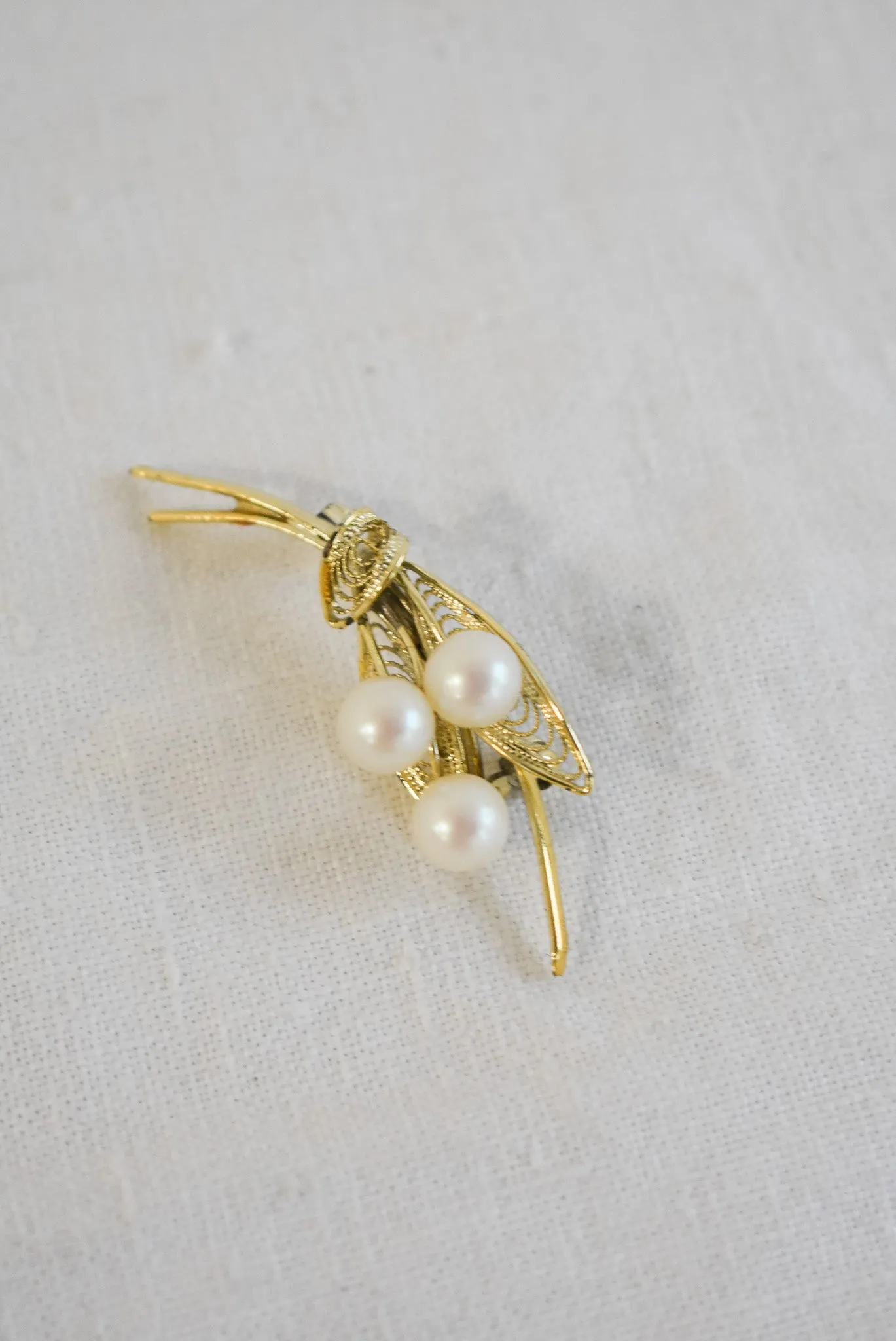 Faux pearl flower bouquet brooch