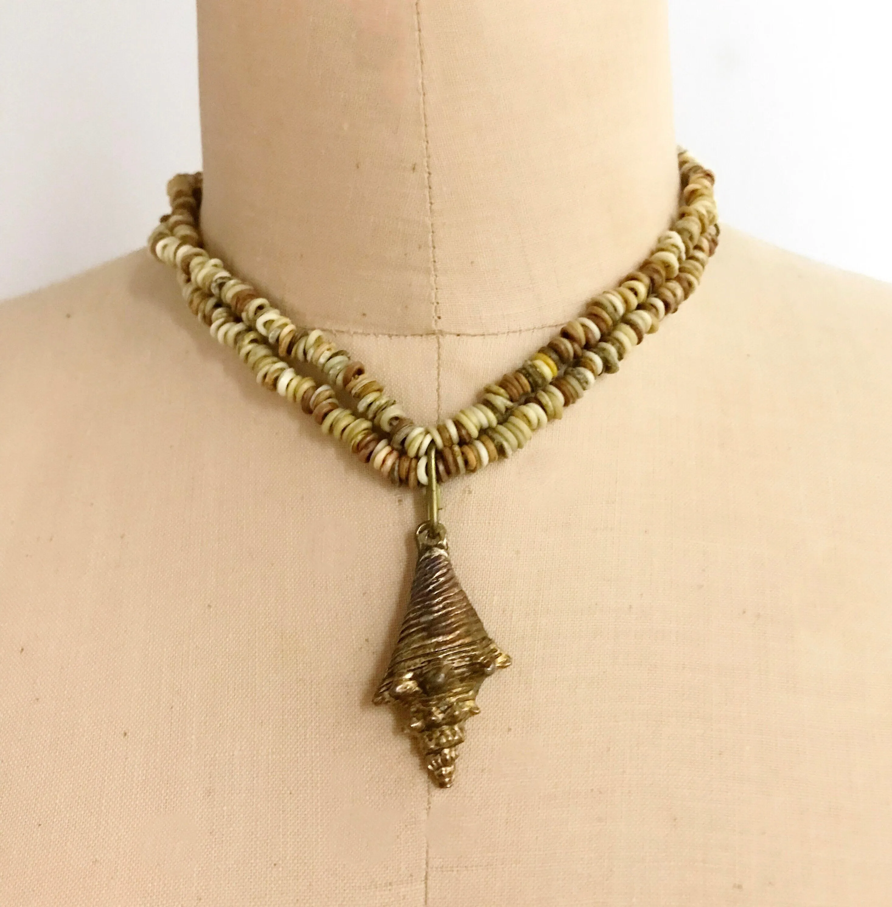Inspired by the beach | 1970s shell choker necklace | 70s seashells with brass shell pendant