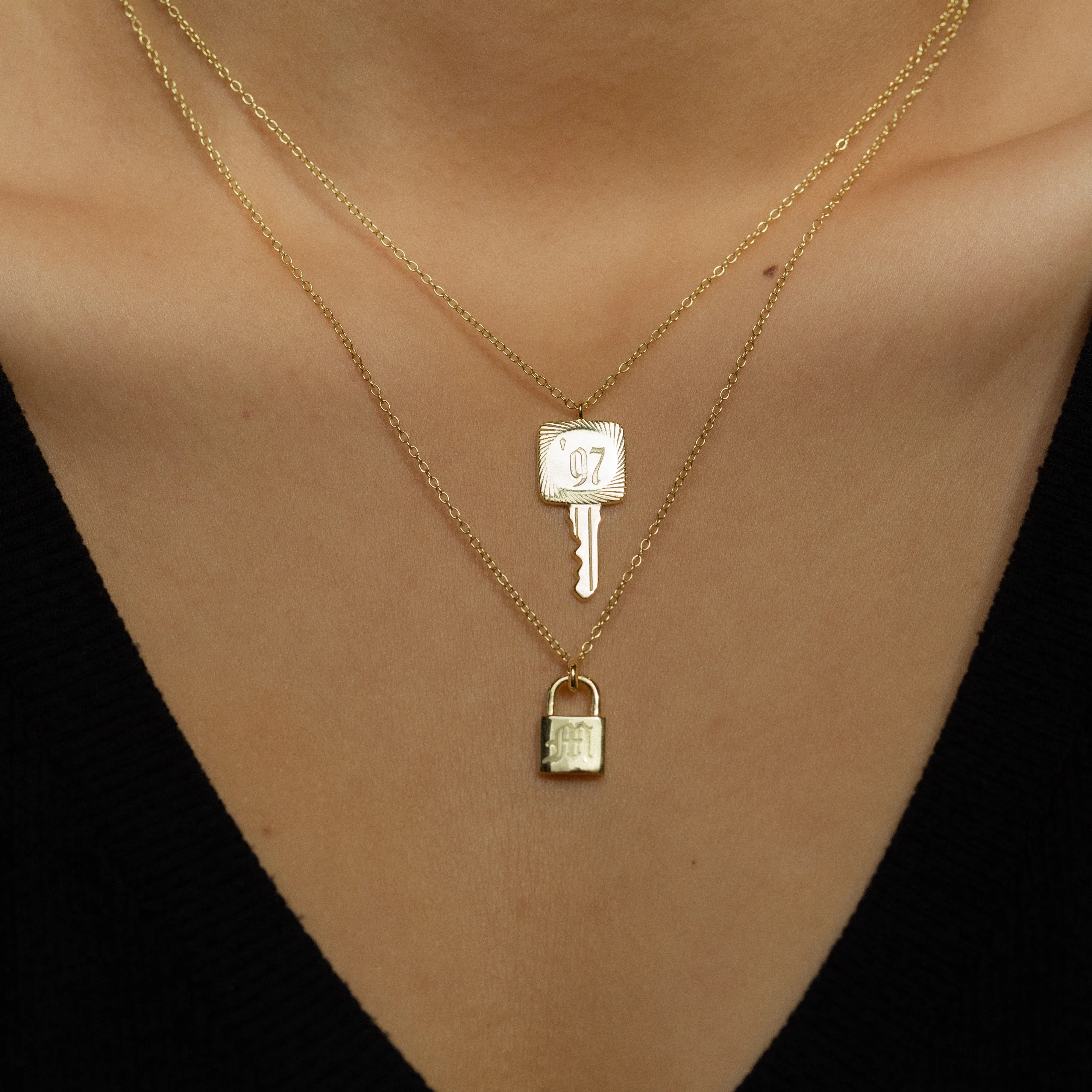 THE OLD ENGLISH ENGRAVED LOCK NECKLACE