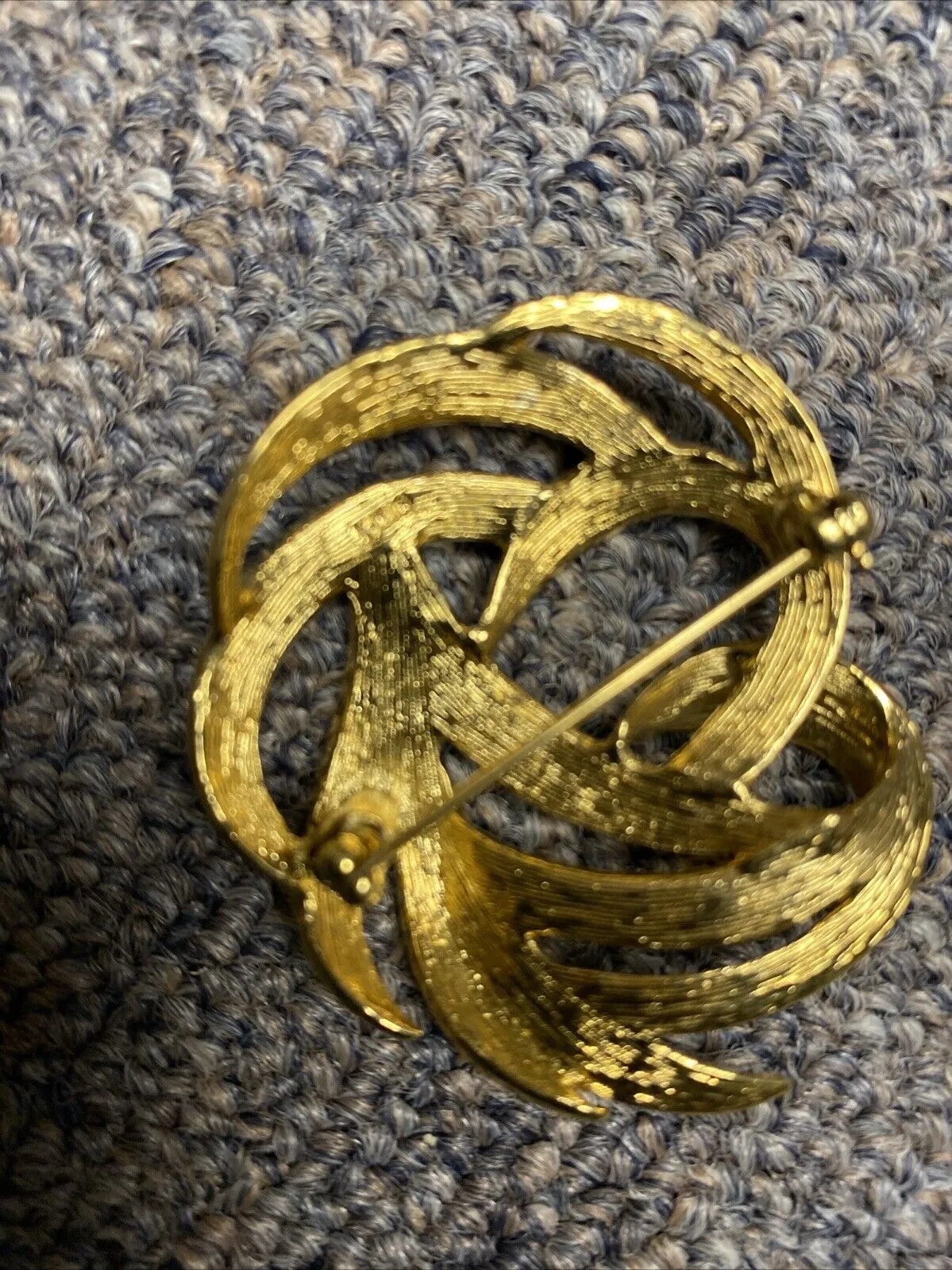 Vintage MONET Signed Lg Ribbon Swirl Brooch Pin Brushed Gold Lovely Gift