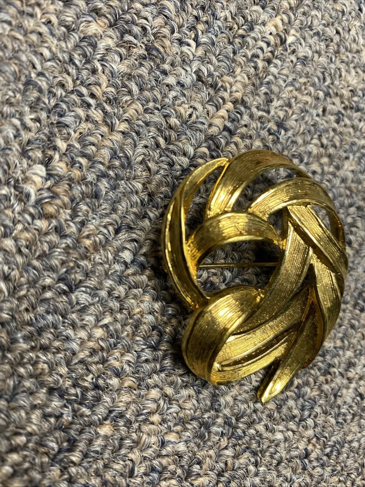 Vintage MONET Signed Lg Ribbon Swirl Brooch Pin Brushed Gold Lovely Gift